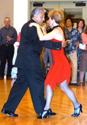Sue Flanagan (Eléna) and Bernardo Lucero perform Argentinean tango